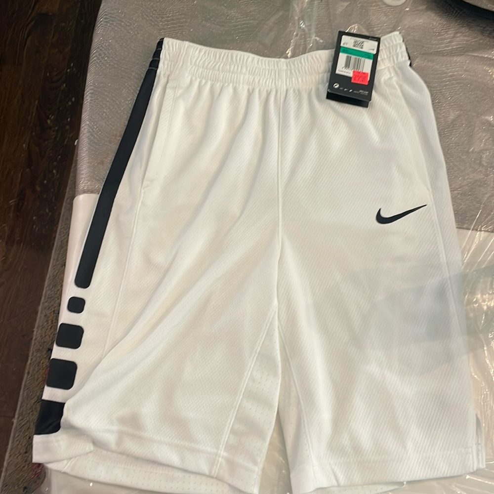 Boys Size XL White Basketball Shorts.
